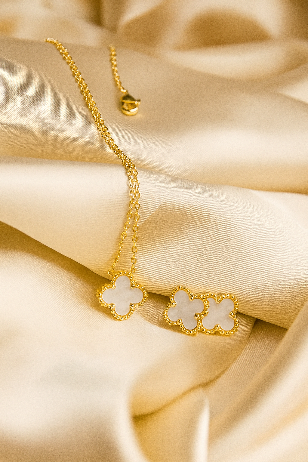 Four Leaf Necklace Set White