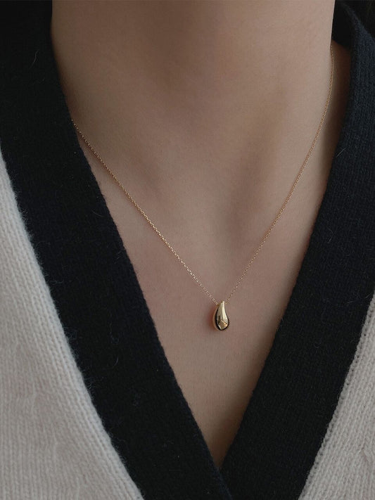 Minimalist Gold Sleek Pendant Necklace