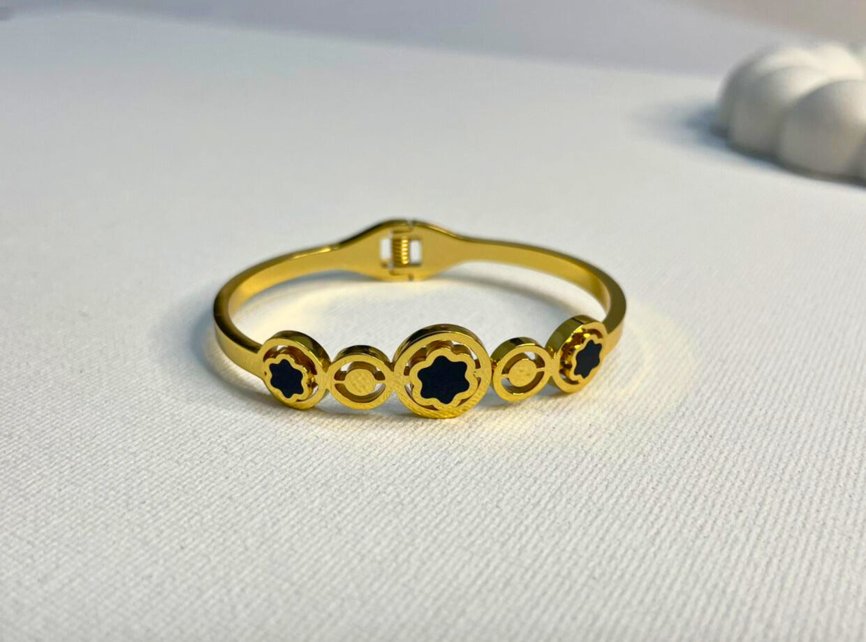 Golden Black Star Bracelet – Bold Elegance with Modern Charm