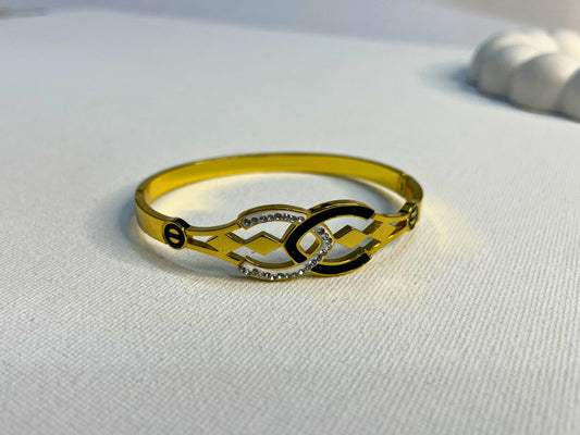Golden Interlock Bracelet with Crystal Detailing – Timeless Elegance
