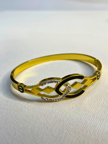 Golden Interlock Bracelet with Crystal Detailing – Timeless Elegance