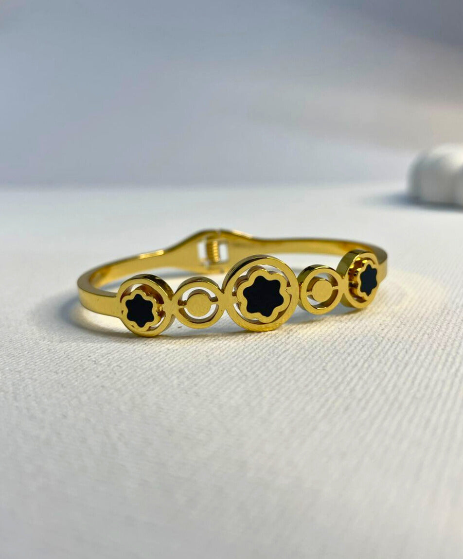 Golden Black Star Bracelet – Bold Elegance with Modern Charm
