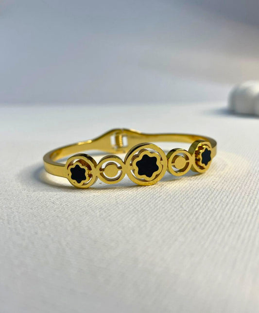 Golden Black Star Bracelet – Bold Elegance with Modern Charm